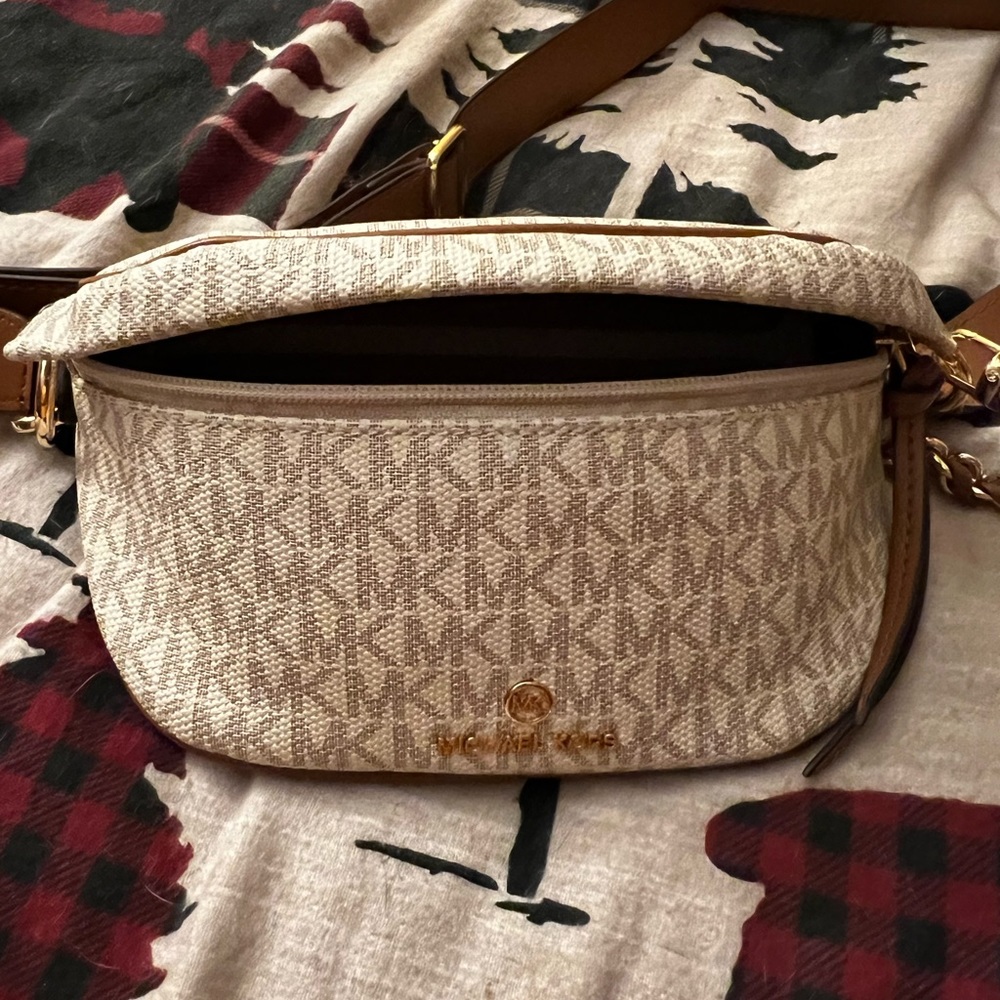 MICHAEL MICHAEL KORS
Slater Extra-Small Logo Sling Pack
Style# 30S2G04M1B